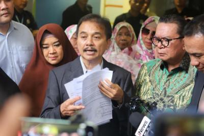 roy-suryo-dan-tim-hukum-desak-kemendikdasmen-cabut-sk-penyetaraan-ijazah-gibran