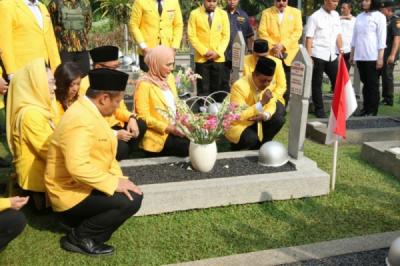 peringati-hut-ke-61-partai-golkar-gelar-tabur-bunga-di-tmp-kalibata