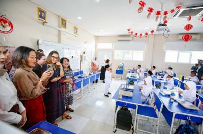 ibu-neraga-brasil-tinjau-program-makan-bergizi-gratis-di-halim-perdanakusuma