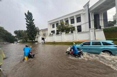 perumahan-elite-pondok-indah-banjir-jalanan-bak-sungai