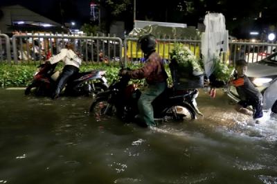 banjir-lumpuhkan-jalan-tendean-warga-rela-basah-kuyup-dorong-kendaraan