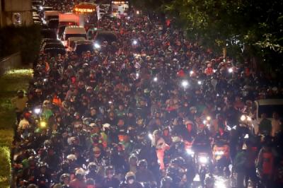 macet-horor-di-simpang-mampang-tendean-mobil-dan-motor-terjebak-genangan-air