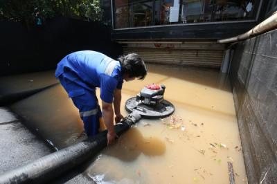 petugas-dinas-sda-lakukan-penyedotan-sisa-banjir-di-kawasan-kemang