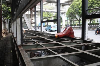 halte-bnn-cawang-transjakarta-mangkrak-pelat-besi-hilang-dan-rangka-berkarat
