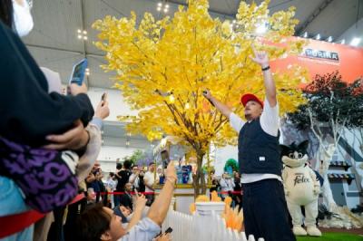 Sal Priadi Kampanyekan Ayo Kita Pergi Makan di IIPE 2025