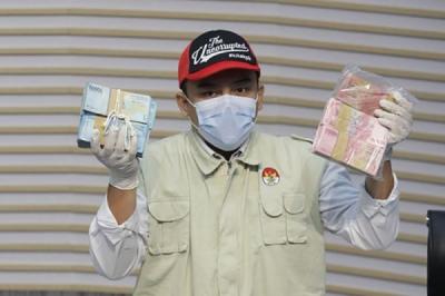 Petugas KPK Tunjukkan Barang Bukti Uang Rp1,6 Miliar dalam Kasus Gubernur Riau