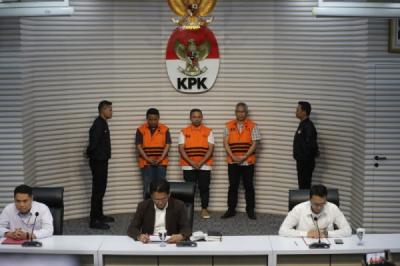 kpk-resmi-tahan-gubernur-riau-abdul-wahid-dan-dua-tersangka-lain