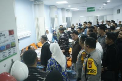 wakil-ketua-dpr-sufmi-dasco-habiburokhman-dan-raffi-ahmad-tinjau-korban-ledakan-sman-72-di-rs-islam-cempaka-putih