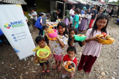 mnc-peduli-dan-park-hyatt-jakarta-beri-makanan-bergizi-warga-tpu-menteng-pulo-kami-jarang-makan-buah-dan-daging