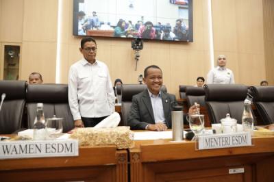 raker-menteri-esdm-dengan-komisi-xii-dpr-bahas-program-strategis-2025-dan-2026