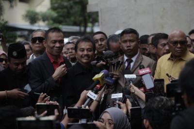 diperiksa-sebagai-tersangka-roy-suryo-dan-rismon-penuhi-panggilan-polda