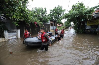 banjir-rendam-13-rt-di-jakarta-selatan-polisi-sigap-evakuasi-warga