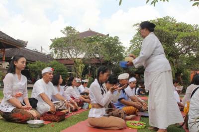 hari-raya-galungan-umat-hindu-gelar-persembahyangan-di-pura-amerta-jati