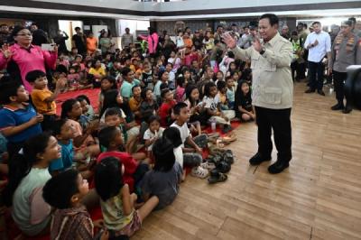 presiden-prabowo-tinjau-pengungsi-banjir-bandang-di-gor-pandan-tapanuli-tengah