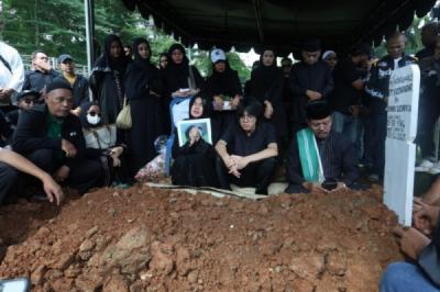 Epy Kusnandar Dimakamkan, Suasana Haru Iringi Prosesi di TPU Jeruk Purut