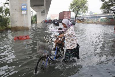 banjir-rob-rendam-jakarta-utara-pengendara-terobos-genangan-di-papanggo