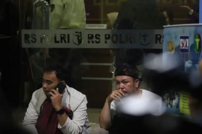 keluarga-korban-kebakaran-perusahaan-terra-drone-datangi-rs-polri