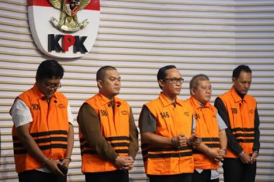 KPK Tahan Lima Tersangka Suap dan Gratifikasi di Lampung Tengah