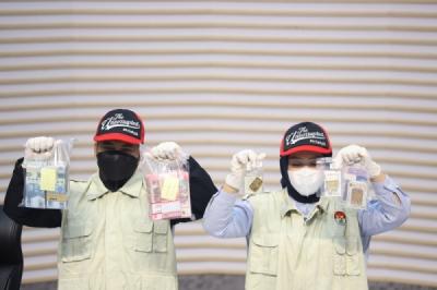 Barang Bukti Logam Mulia dan Uang Tunai Suap Lampung Tengah Ditunjukkan KPK