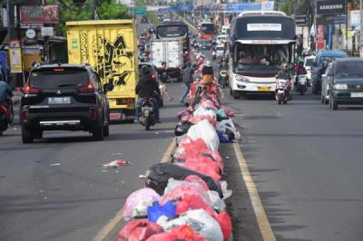 krisis-sampah-tumpukan-sampah-penuhi-jalanan-tangerang-selatan