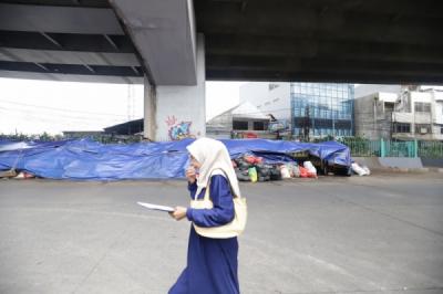 darurat-sampah-tangsel-tumpukan-sampah-di-bawah-flyover-ciputat-ditutup-terpal