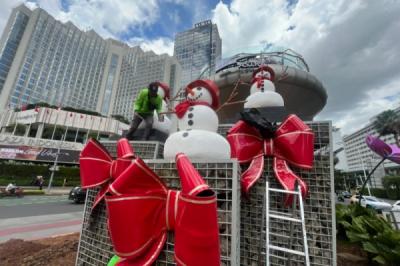 petugas-percantik-bundaran-hi-dengan-ornamen-natal