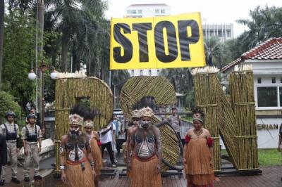 aksi-teatrikal-soroti-ancaman-deforestasi-psn-di-merauke
