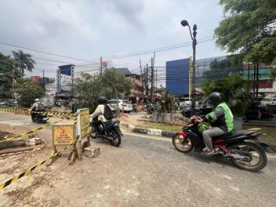 proyek-drainase-di-cinere-raya-dikebut-pengguna-jalan-keluhkan-kemacetan