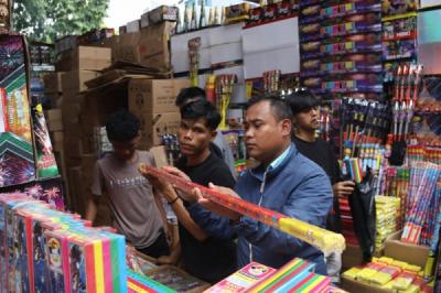 jelang-pergantian-tahun-pernak-pernik-tahun-baru-laris-di-pasar-asemka