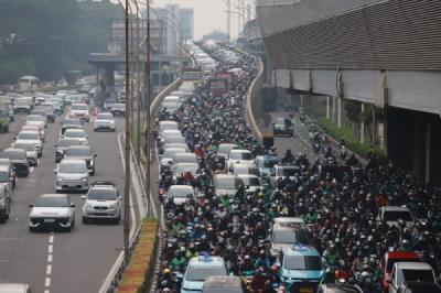 usai-libur-tahun-baru-kepadatan-lalu-lintas-kembali-terjadi-di-jakarta