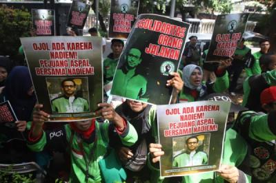 Pengemudi Ojek Daring Hadiri Sidang Pembacaan Dakwaan Nadiem Makarim