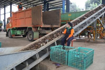 pemilahan-sampah-di-sstbs-langkah-strategis-dki-atasi-sampah-sungai