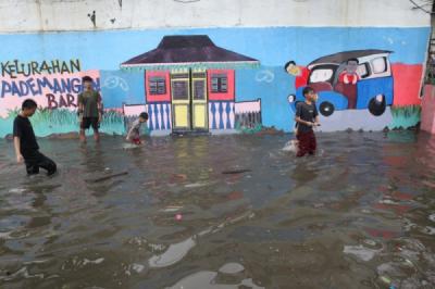 hujan-sejak-pagi-banjir-lumpuhkan-jalan-utama-mangga-dua-raya