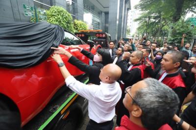 jpu-hadirkan-ferrari-dan-harley-davidson-sebagai-barang-bukti-di-sidang-tipikor