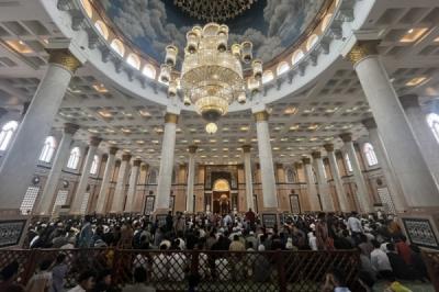 libur-isra-mikraj-jemaah-padati-masjid-kubah-emas-depok