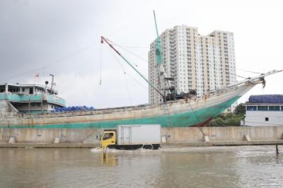 banjir-rob-genangi-pelabuhan-sunda-kelapa-aktivitas-bongkar-muat-tetap-berjalan