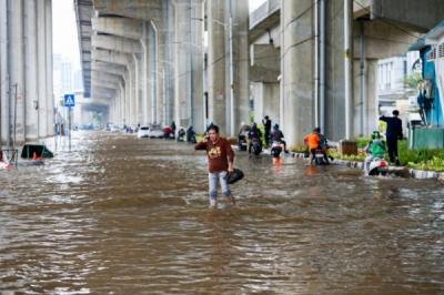 hujan-deras-picu-banjir-di-boulevard-timur-kelapa-gading