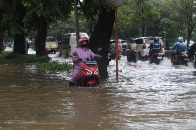 banjir-landa-sejumlah-titik-jakarta-akibat-hujan-deras