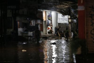 jalan-pasar-warung-buncit-terendam-banjir-kendaraan-tak-bisa-melintas