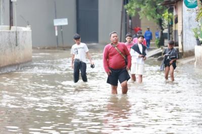 banjir-rendam-pondok-karya-akibat-hujan-deras