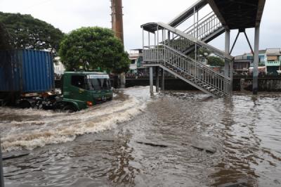 truk-terobos-banjir-60-cm-di-daan-mogot-lalu-lintas-lumpuh