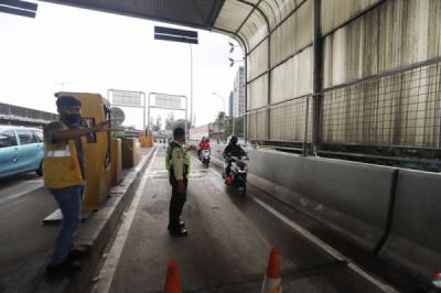 hindari-banjir-cengkareng-pengendara-motor-melintas-di-tol-lingkar-luar