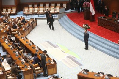 dpr-resmi-setujui-adies-kadir-sebagai-hakim-mahkamah-konstitusi