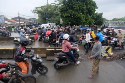 hindari-banjir-pengendara-motor-nekat-potong-jalur-di-daan-mogot