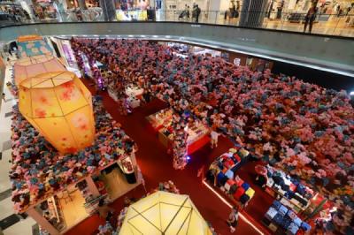sambut-imlek-2026-pusat-perbelanjaan-dipenuhi-lampion-dan-ribuan-bunga