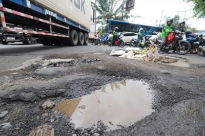 kerusakan-jalan-picu-kemacetan-di-jakarta-utara