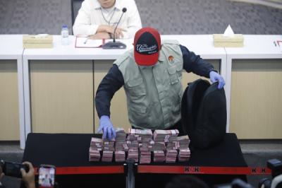 ott-pn-depok-kpk-tunjukkan-uang-tunai-dalam-kasus-suap-sengketa-lahan
