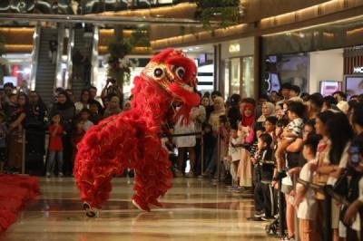 Semarak Imlek 2577, Barongsai Tampil Atraktif di Pusat Perbelanjaan