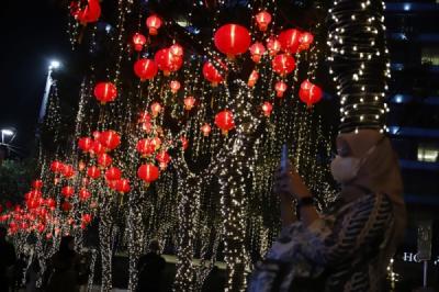 jakarta-light-festival-edisi-imlek-warga-padati-bundaran-hi