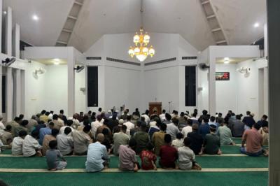 jemaah-laksanakan-tarawih-perdana-di-depok-awal-ramadan-berbeda-sehari